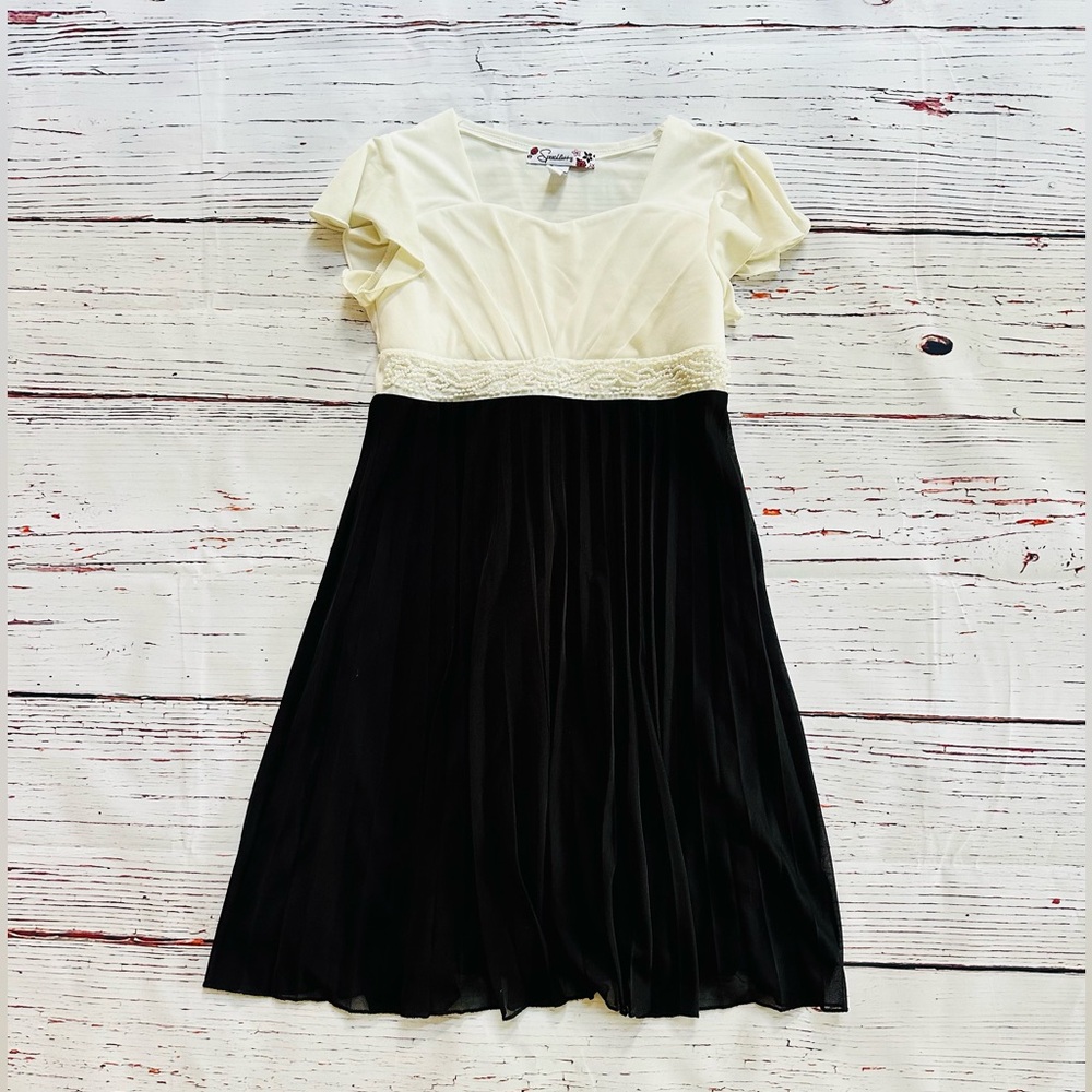 Girls black and white formal and elegant dress! Size 8